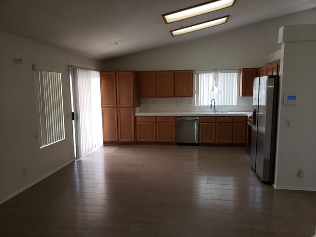 Building Photo - BEAUTIFUL 3 BEDROOM 2 BATH SINGLE STORY HO...