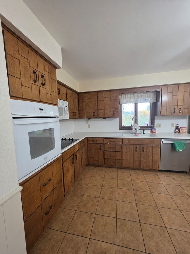 Building Photo - Spacious Four Bedroom Home!