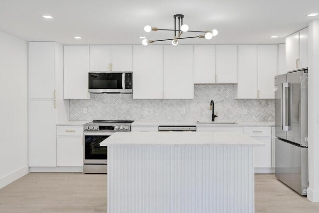 Building Photo - 840 SE 22nd Ave