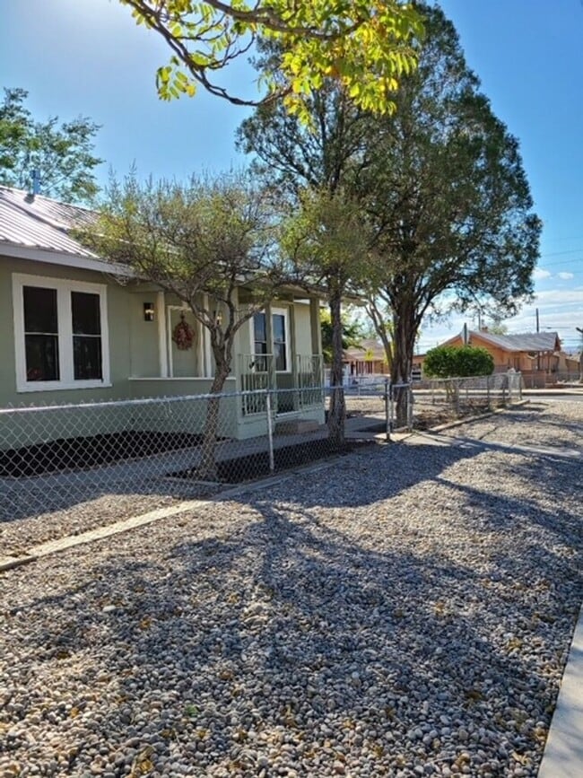 Building Photo - Edith