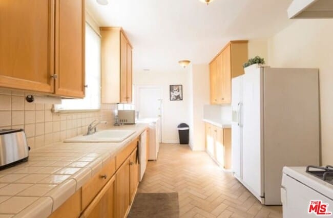 Building Photo - 611 Beachwood Dr