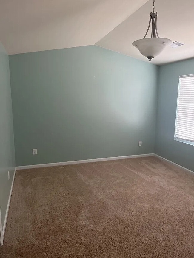 Building Photo - 4 Bedrooms 2.5 Bathrooms