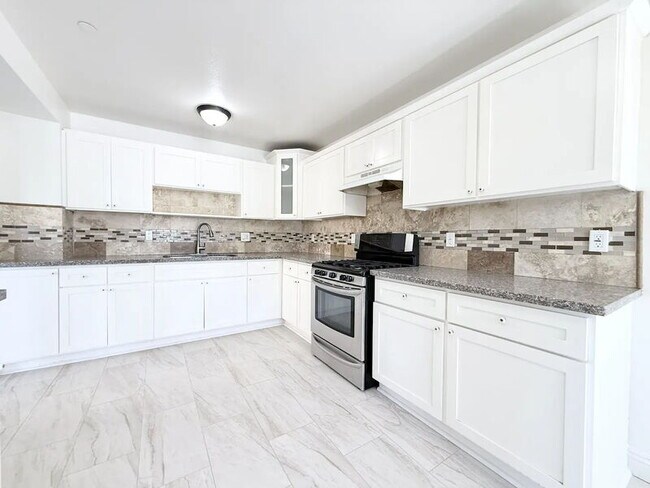 Building Photo - 1440 E 42nd St