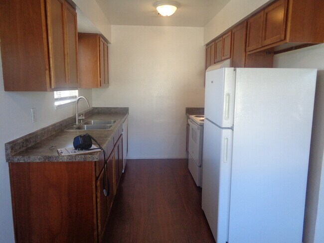 Building Photo - 1332 Hobart Dr