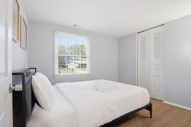 Building Photo - 7417 Shadowlake Dr