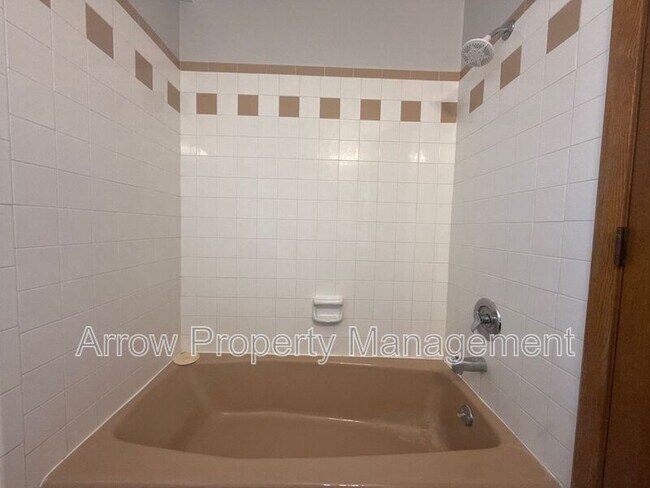 Building Photo - 208 E 5th St