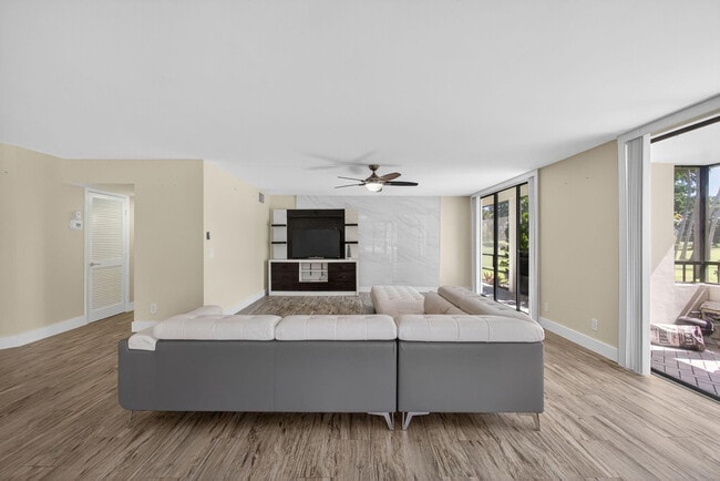 Building Photo - 4770 Fountains Dr S