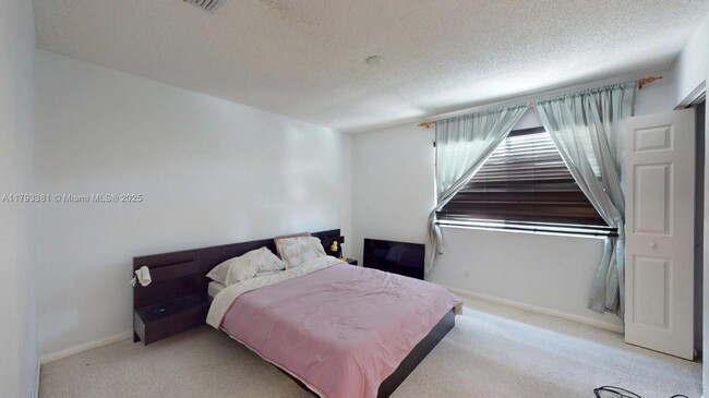 Building Photo - 4714 SW 13th Ct