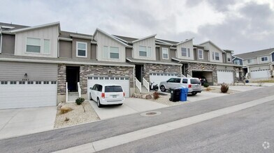 Building Photo - 4 Bd 2.5 Bath Condo 2 Car Garage