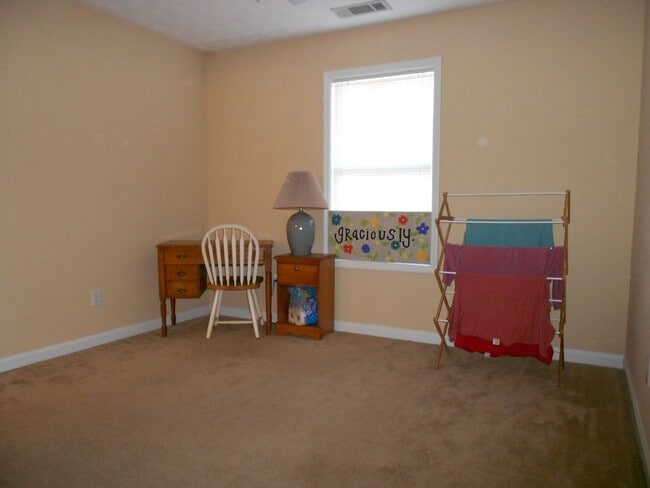Building Photo - Large 4 Bedroom Home, so close to campus!