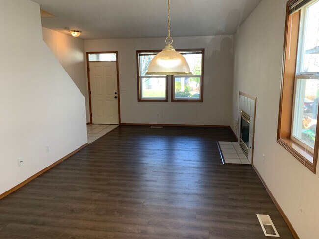 Building Photo - Lie01 - NE Chinook Way