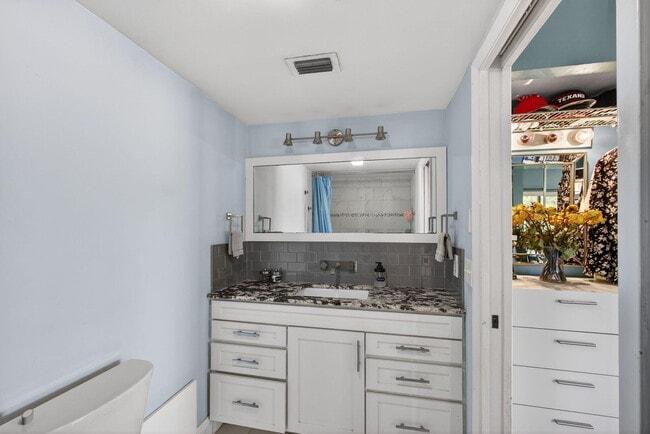 Building Photo - 8164 Thames Blvd