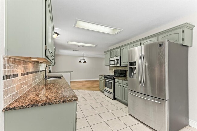 Building Photo - 1807 Iris Ln