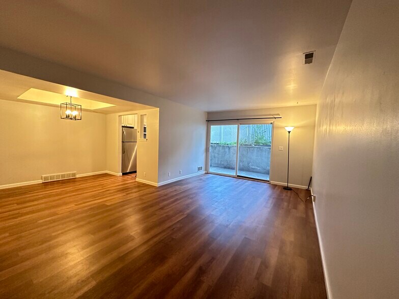Building Photo - 1541 E Waterbury Dr