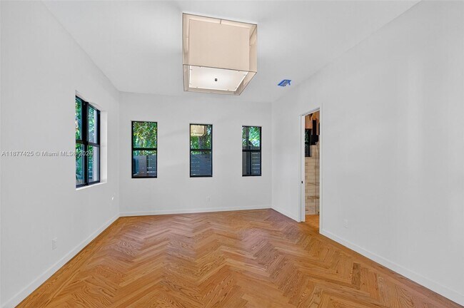 Building Photo - 2330 Overbrook St