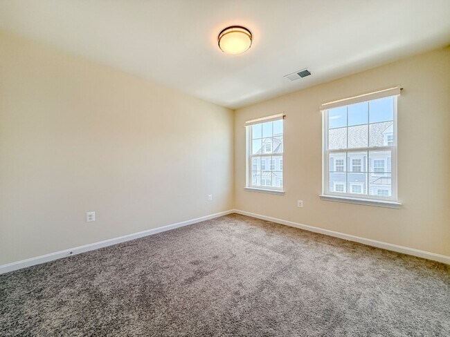 Building Photo - Stunning 4 bedroom townhome with garage