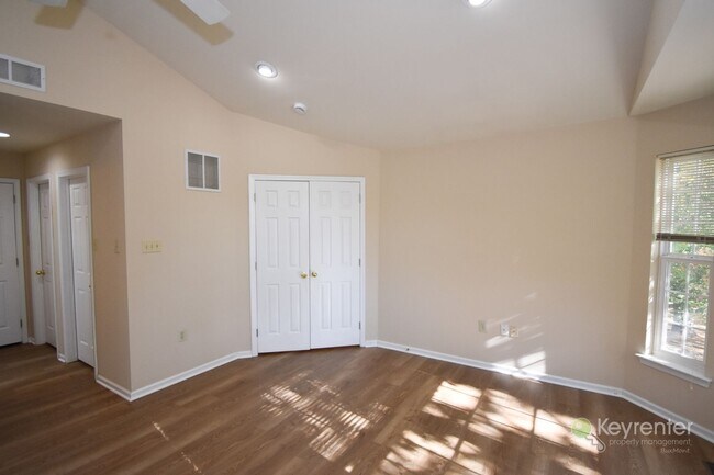 Building Photo - End Unit Townhome in Warrington Hunt community with 2 car garage!