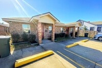 Building Photo - Spacious 2BR/2BA Duplex Near McNeese