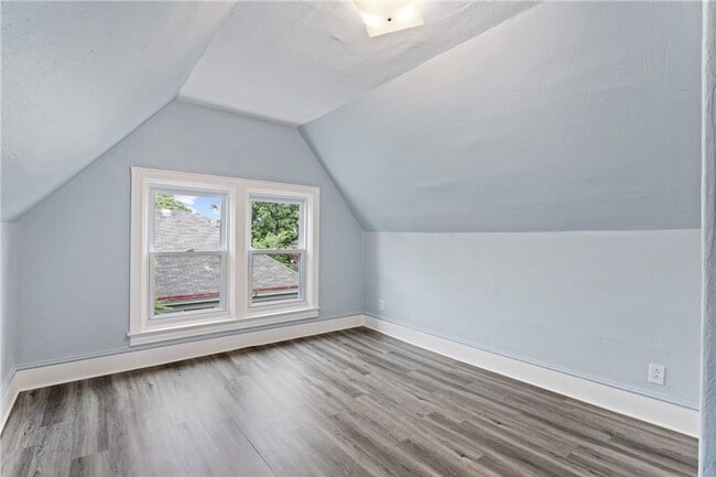 Building Photo - Beautiful Renovated 5 Bedroom House!