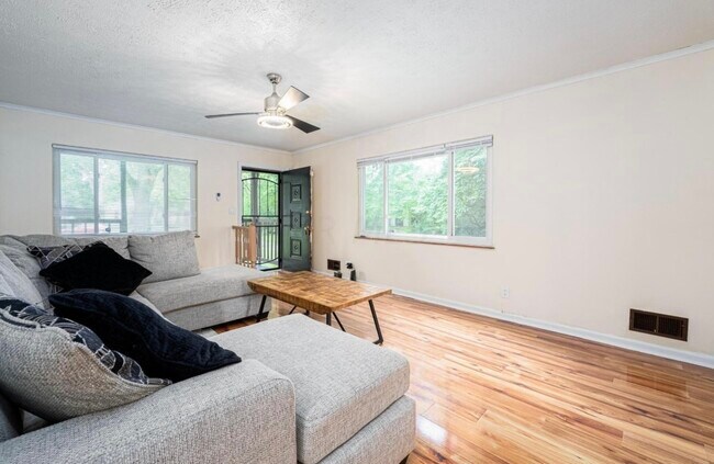 Building Photo - 477 S Weyant Ave