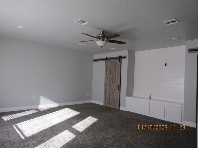 Building Photo - Great home located on the eastside, walking distance to MacArthur Schools.