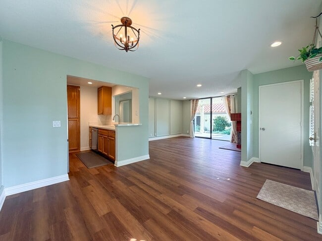 Building Photo - 2262 Martinique Ln