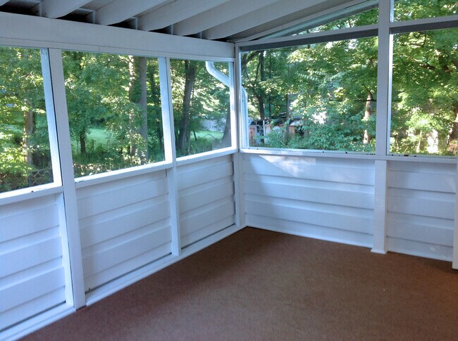 Building Photo - 1736 Main St