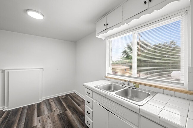 Building Photo - Come check out this beautiful apartment cl...