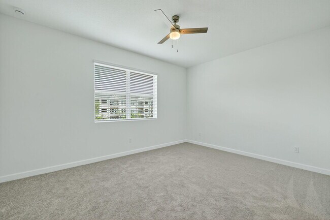 Building Photo - 305 SE Crossoak Ln