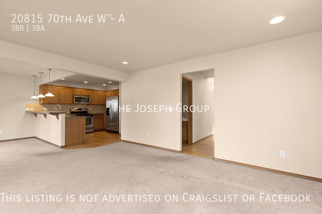 Building Photo - Sun-filled 3 bed/2.5 bath in Lynnwood!