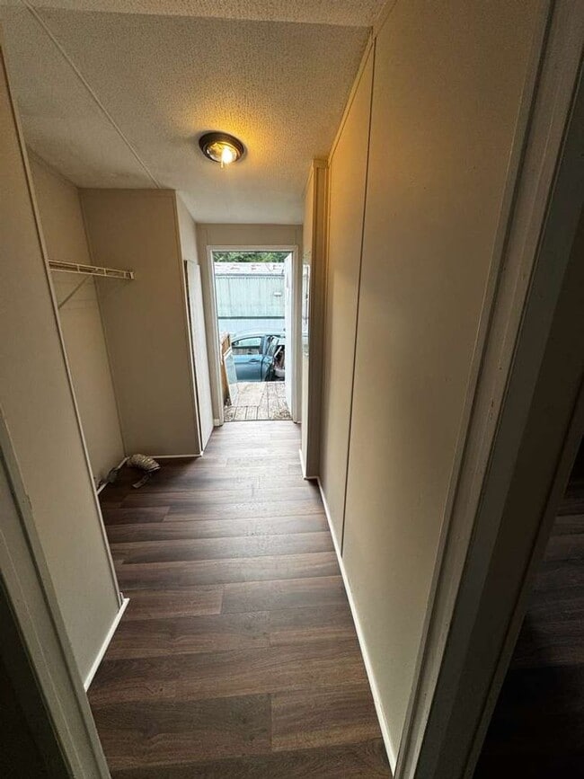Building Photo - 2 Bedrooms - 2 Bathrooms