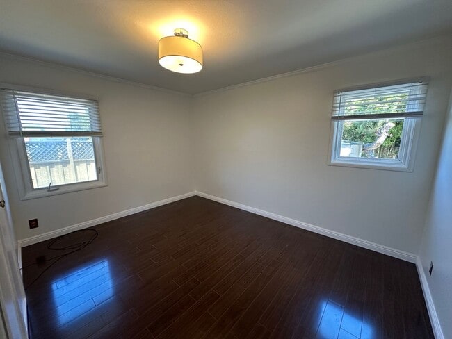 Building Photo - Beautiful Rollingwood Home