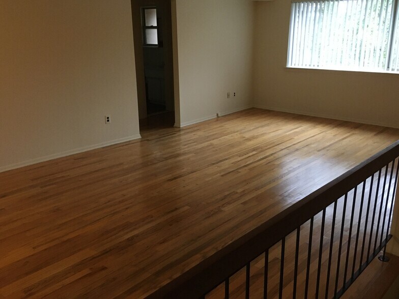 living room - 1706 Muriel Ct