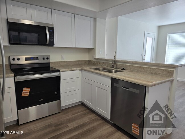 Building Photo - 4025 E Coolbrook Ave