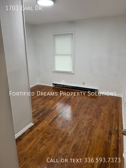 Building Photo - 1703 Earl Dr