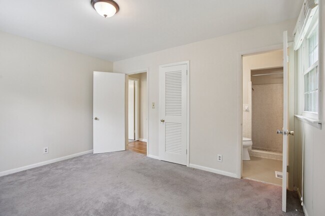 Building Photo - 8024 Regency Dr