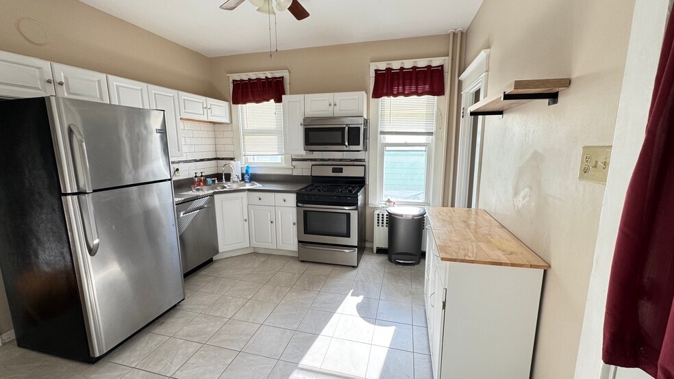 Building Photo - 15 W Erie St