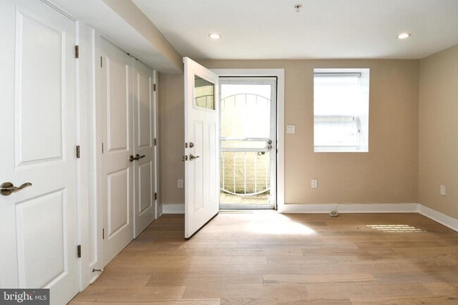 Building Photo - 901 Lawrence St NE