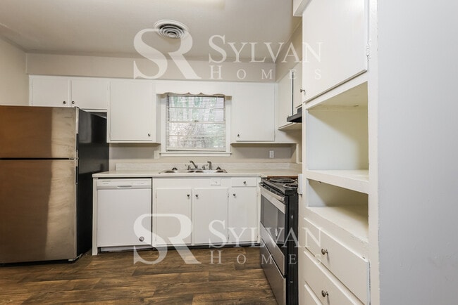 Building Photo - The living is easy in this 3 bedroom, 2 ba...