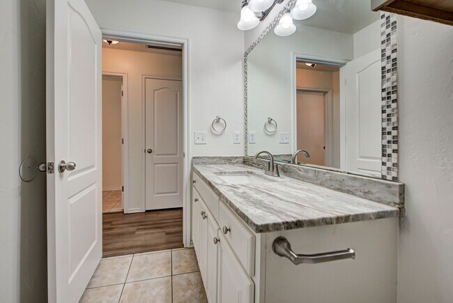 Building Photo - 608 Cavecreek St