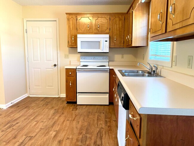 Building Photo - 811 Flyer Ct