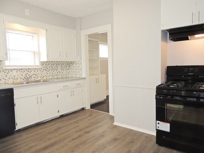 Building Photo - Updated 3 Bedroom - 1.5 Bathroom Cleveland Hts. Colonial for Rent!