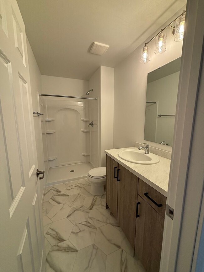 Building Photo - 3 Bed 3 Bath Townhome