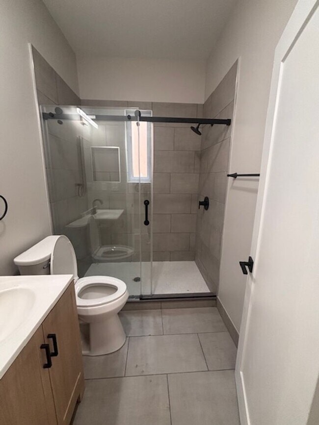 Building Photo - Beautifully remodeled modern 3 bedroom 2 bath unit