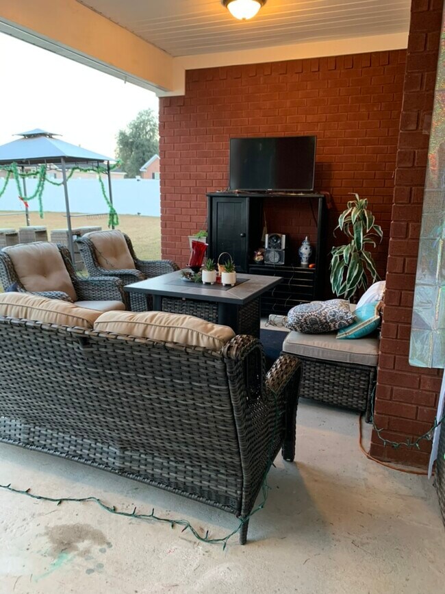 Building Photo - 1000 White Oak Cir