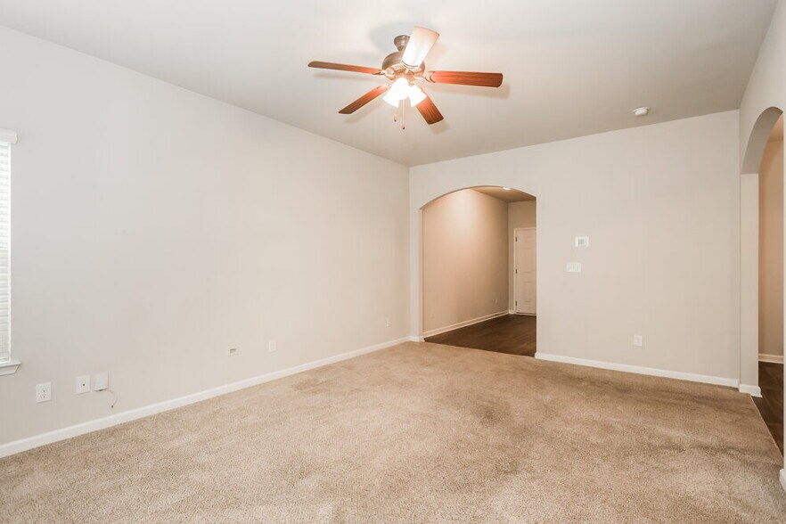 Building Photo - 125 Magnaview Dr