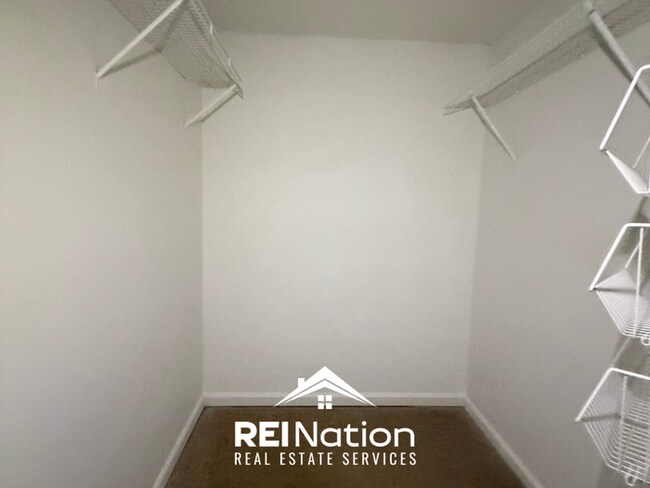 Building Photo - INCREDIBLE LAYOUT! 3BR/2BA Memphis Gem | Vaulted Ceilings & Soaking Tub | Deck & Fenced Yard!