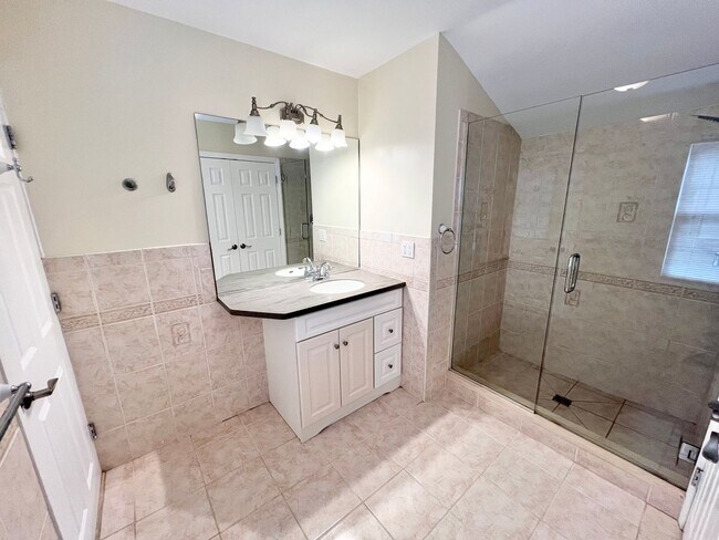 Building Photo - Large newly renovated single family home offering 4 bedrooms + a study and 3 full baths