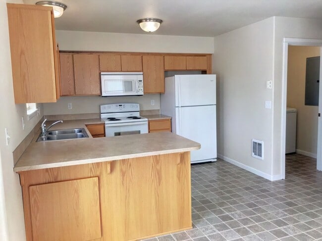 Building Photo - Pet Friendly town house for rent