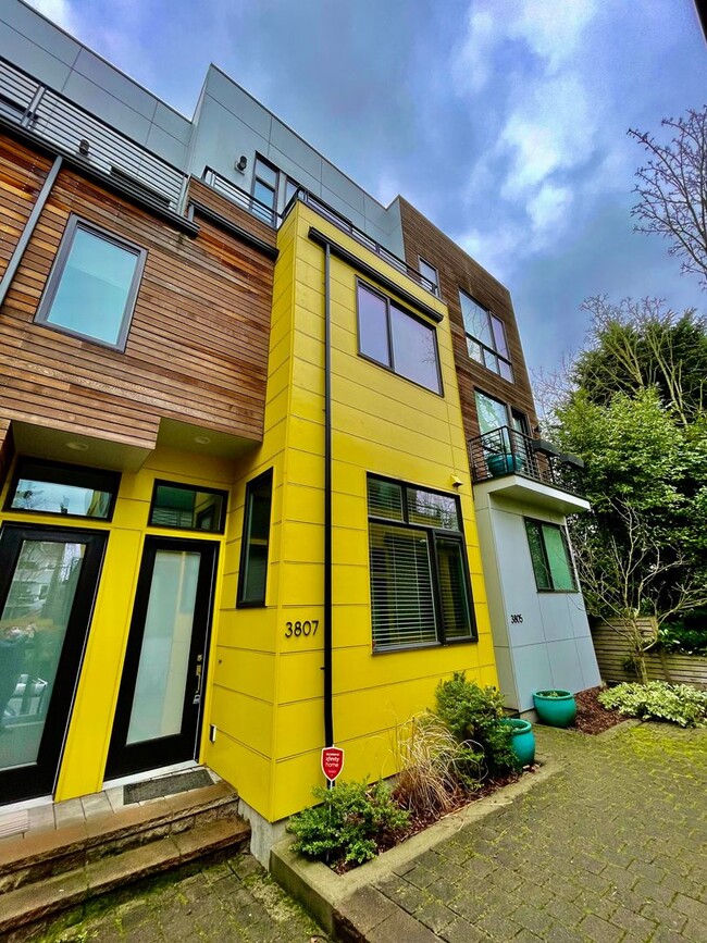 Primary Photo - Exceptional Fremont Townhome - Amazing Loc...